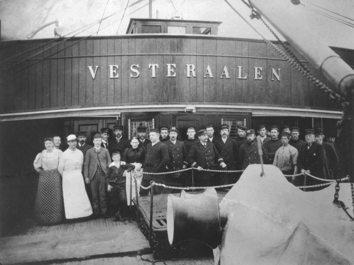 Le capitaine Richard With et son équipage (@Hurtigruten) Le capitaine Richard With et son équipage (@Hurtigruten)