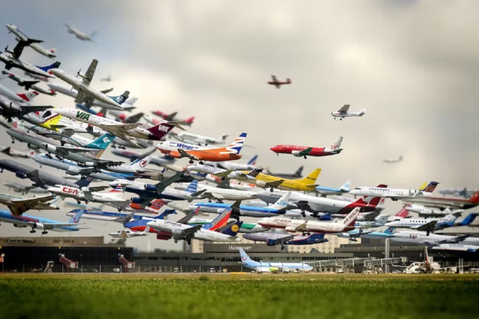 Déjà en 2005, pour rendre compte du trafic quotidien, un artiste s’était posté une journée à l’aéroport d’Hanovre, en Allemagne, et avait superposé les images des tous les décollages. Ho Yeol Ryu via Flickr, CC BY-NC-SA Déjà en 2005, pour rendre compte du trafic quotidien, un artiste s’était posté une journée à l’aéroport d’Hanovre, en Allemagne, et avait superposé les images des tous les décollages. Ho Yeol Ryu via Flickr, CC BY-NC-SA