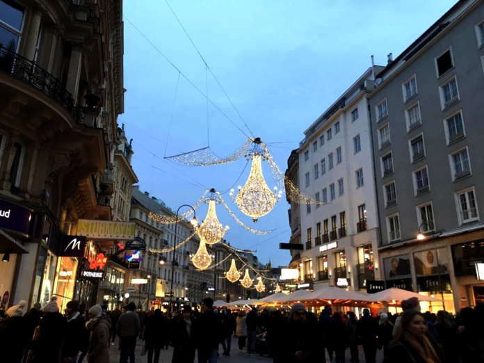 Malgré la crise énergétique, les principales rues commerçantes ont revêtu leurs habits de lumière (@PB)