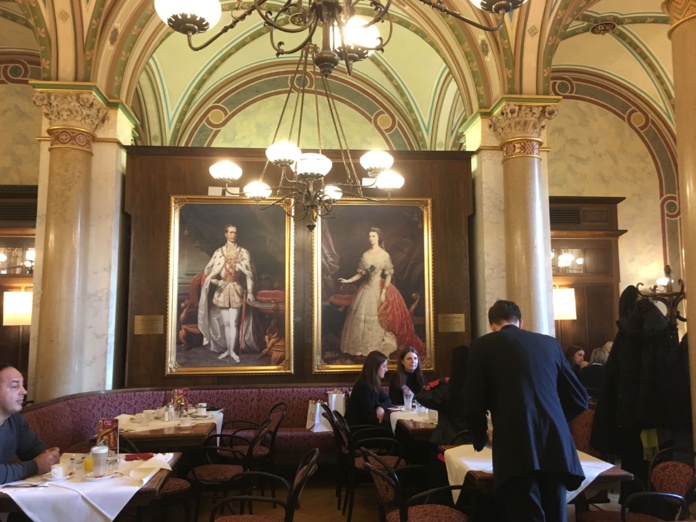 Au café central trône encore un portrait de l'ancien couple impérial (@Paula Boyer)