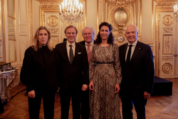 Autour d'Hervé Gastinel, Emma Lavigne, directrice générale de Pinault collection (à gauche) et, à droite,  Alain Duault, directeur des croisières artistiques de Ponant, Prune de La Fage, directrice adjointe de Radio classique et Philippe Gombert, président des Relais & Châteaux - ©Lucie Brémeault