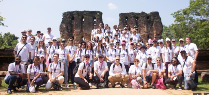 Le groupe a posé devant le Château Royal à Pollonnaruwa. - DR