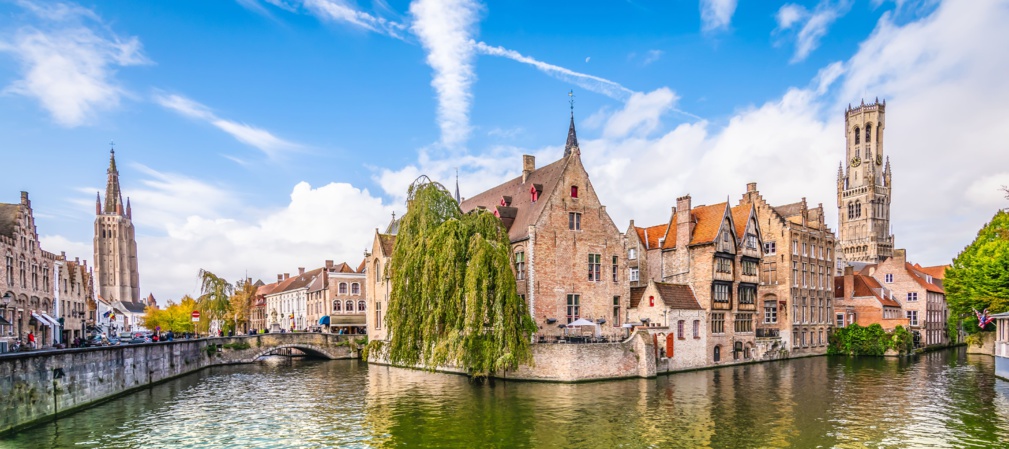 Vue panoramique sur la ville avec maisons historiques, église, beffroi et célèbre canal de Bruges, Belgique. © napa74 - stock.adobe.com