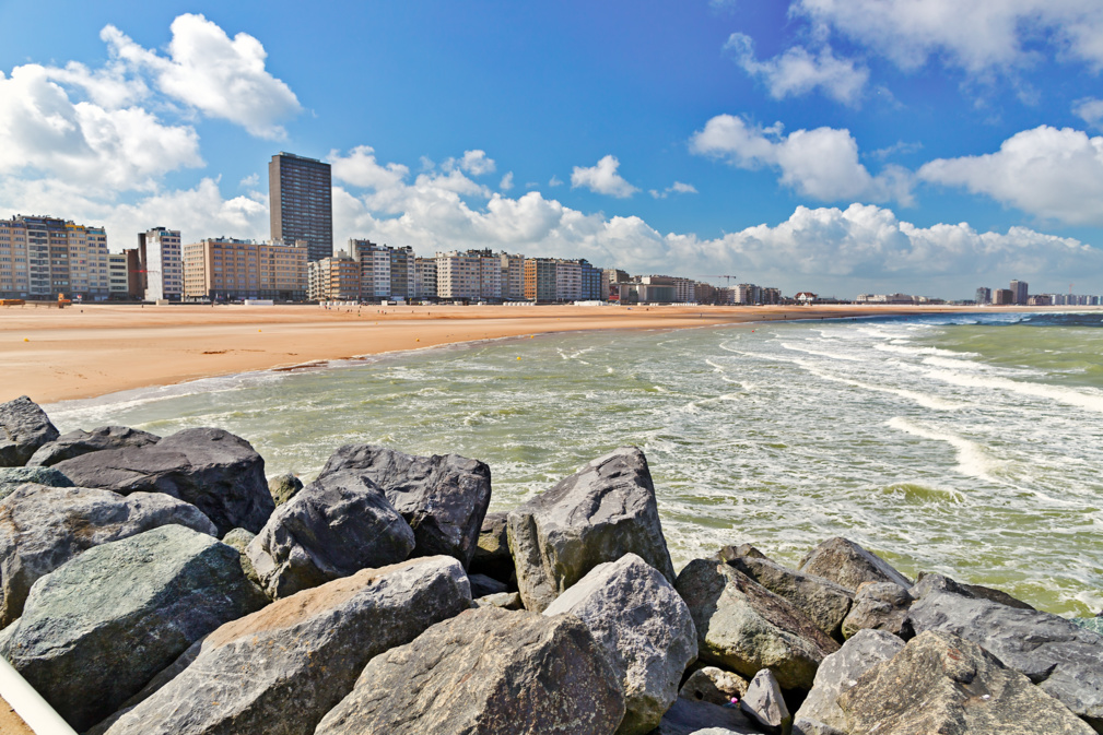 Vue depuis la plage de sable sur la ville. Journée d'été à Ostende, Belgique © Ekaterina Kolomeets - stock.adobe.com