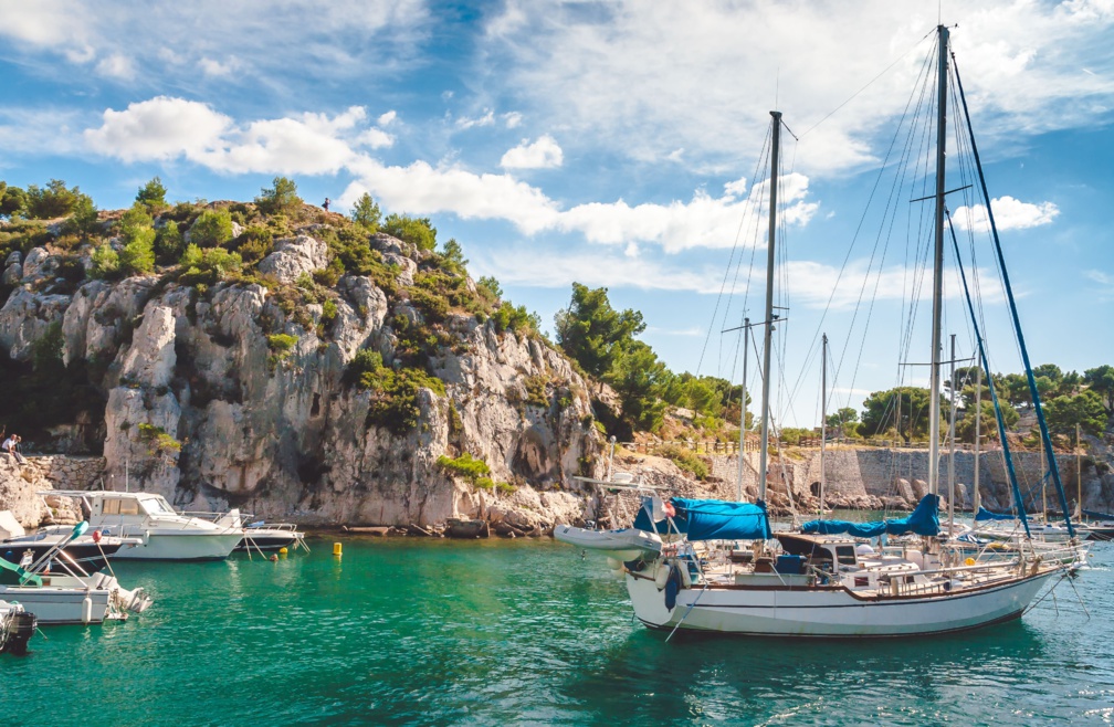 Yachts et bateaux amarrés dans le port de Rocky Inlet des Calanques à Cassis près de Marseille, France © finaeva_i - stock.adobe.com