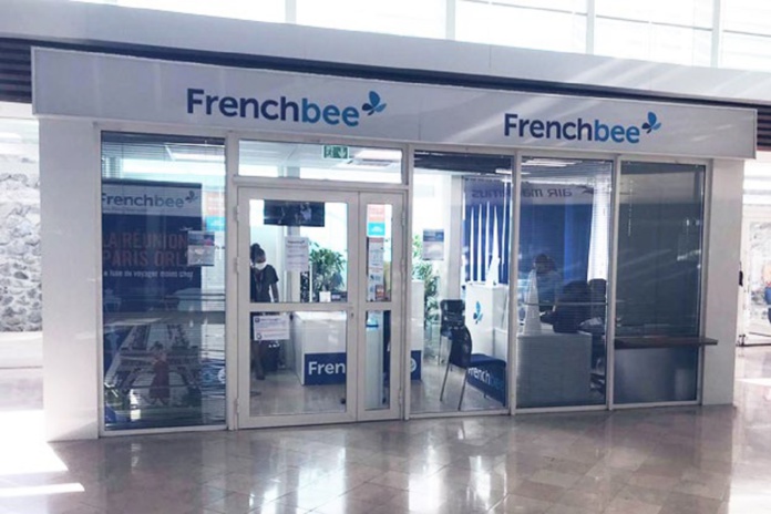 Située dans l’aérogare passagers de l’aéroport Roland Garros depuis 2017, la boutique de French bee fait peau neuve avec une boutique de 48 m² entièrement rénovée - DR : French bee Située dans l’aérogare passagers de l’aéroport Roland Garros depuis 2017, la boutique de French bee fait peau neuve avec une boutique de 48 m² entièrement rénovée - DR : French bee