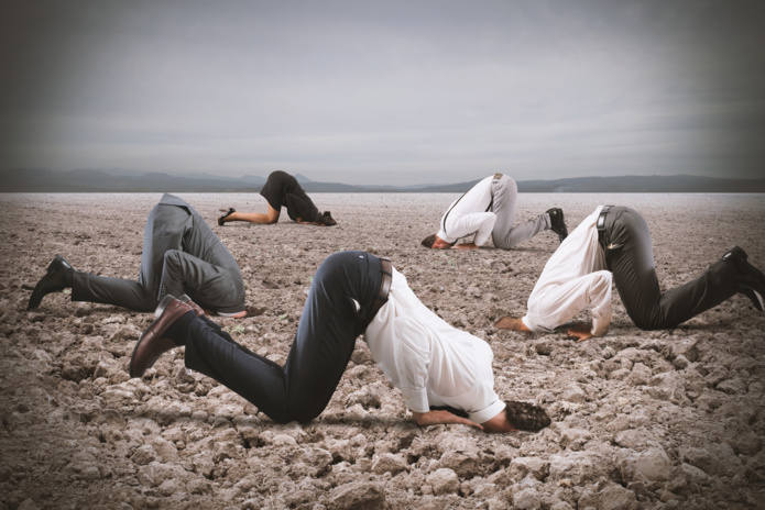Ne rien dire alors que le ver est déjà le fruit et a parfois même dévoré toute la pomme, est-ce bien raisonnable ? - DR : Depositphotos.com, alphaspirit Ne rien dire alors que le ver est déjà le fruit et a parfois même dévoré toute la pomme, est-ce bien raisonnable ? - DR : Depositphotos.com, alphaspirit