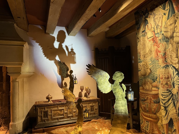 Le château de Langeais a misé sur des lumières douces pour créer une ambiance de Noël intimiste (@Paula Boyer) Le château de Langeais a misé sur des lumières douces pour créer une ambiance de Noël intimiste (@Paula Boyer)