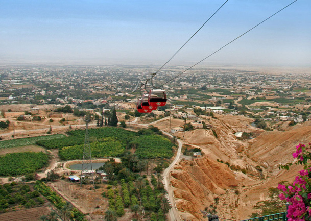 La ville de Jericho, à l'instar de Bethlehem, a toujours été un réel havre de paix. Elle est située à deux encablures de la Jordanie via le Pont Allenby à 3 KM de la ville et ensuite cap sur la Mer Morte voire le site mythique de Petra. Photo wikipedia Tamar Hayardeni (Tamarah)