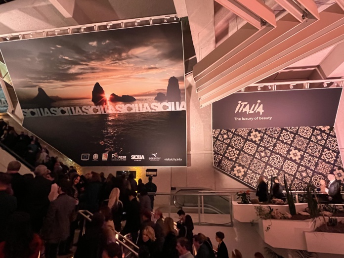 Des vidéos de rêve pour vanter la Sicile sur les murs du palais du festival de Cannes pour la soirée d’ouverture de l’ILTM (@PB) Des vidéos de rêve pour vanter la Sicile sur les murs du palais du festival de Cannes pour la soirée d’ouverture de l’ILTM (@PB)