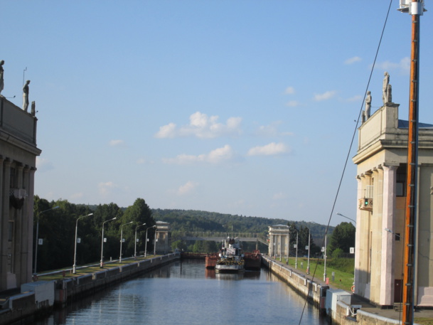 Passage de la première écluse. Les statues sont érigées à la mémoire des bâtisseurs des écluses et des canaux - DR : M.S. Passage de la première écluse. Les statues sont érigées à la mémoire des bâtisseurs des écluses et des canaux - DR : M.S.