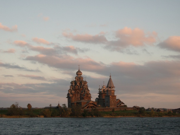 Edifiée en 1714 en bois, sans un seul clou, la cathédrale de Kiji est un chef d'oeuvre absolu - DR : M.S. Edifiée en 1714 en bois, sans un seul clou, la cathédrale de Kiji est un chef d'oeuvre absolu - DR : M.S.