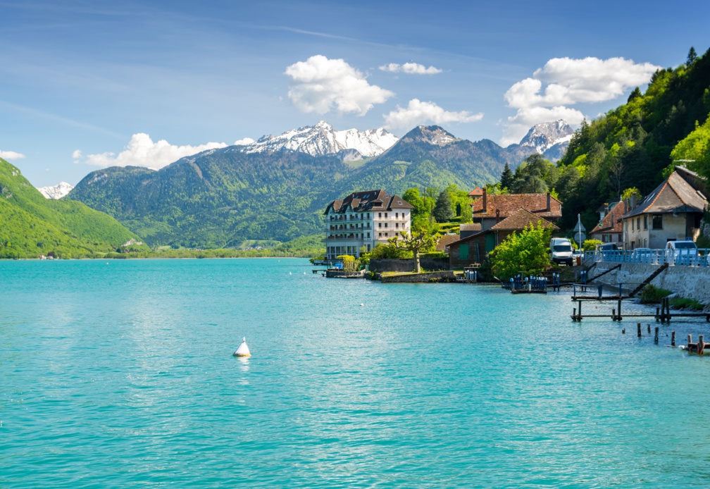 belle vue sur les Alpes françaises au lac d'Annecy, France © lukaszimilena - stock.adobe.com