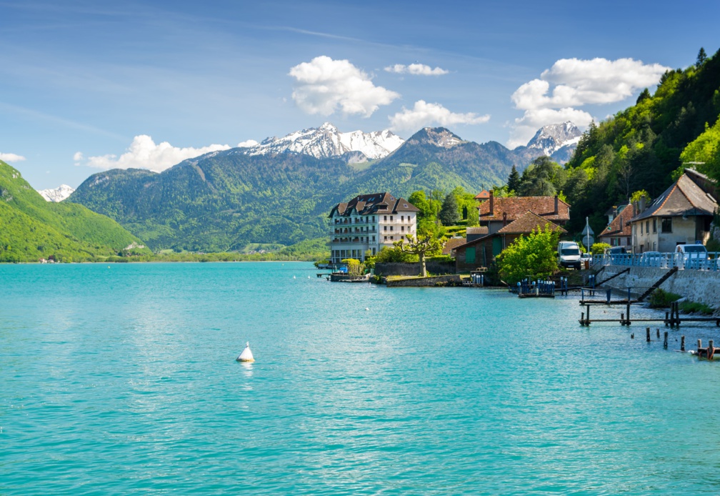 belle vue sur les Alpes françaises au lac d'Annecy, France © lukaszimilena - stock.adobe.com belle vue sur les Alpes françaises au lac d'Annecy, France © lukaszimilena - stock.adobe.com