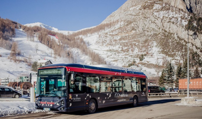 Faisant suite au test concluant mené l’hiver dernier à Val d’Isère et à Tignes par la CDA, deux navettes électriques (fabriquées en France par IVECO) seront déployées dans la station dès cet hiver. - Photo Anna Cantu Val d'Isère