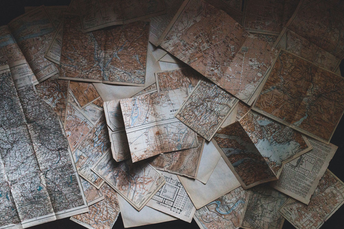 Cartes posées sur le sol © Andrew Neel