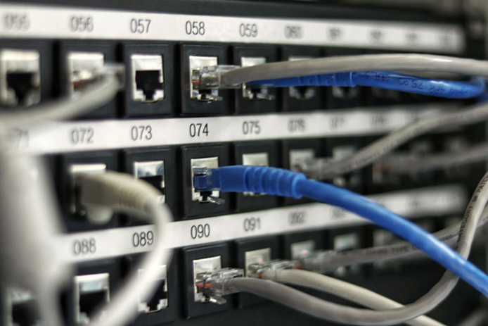 Des cables branchés à un serveur © Jordan Harrison