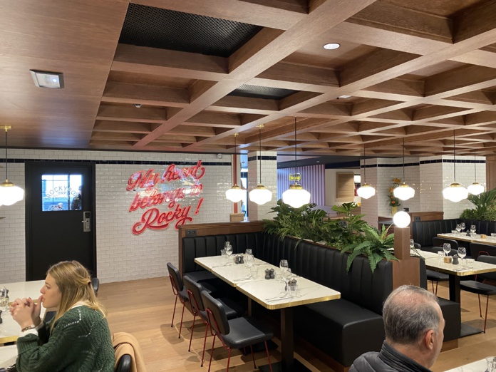 La grande salle de restaurant (©BC) La grande salle de restaurant (©BC)