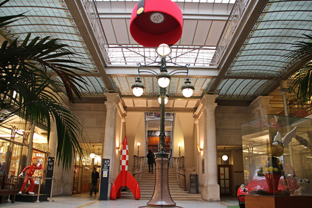 Le ton est donné dés l’entrée : la fusée de Tintin, Spirou, la 2CV de Boule et Bill et Astérix pour accueillir le visiteur - DR : Daniel Fouss, Belgian Comics Center 2013 Le ton est donné dés l’entrée : la fusée de Tintin, Spirou, la 2CV de Boule et Bill et Astérix pour accueillir le visiteur - DR : Daniel Fouss, Belgian Comics Center 2013