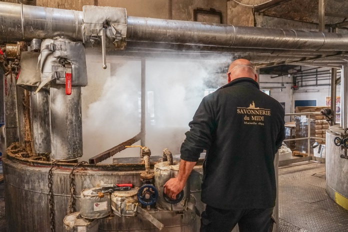 Les maîtres savonniers se transmettent les secrets de fabrication depuis des dizaines d'années. Aucune formation n'existe, tous ont appris leur métier « sur le tas » - DR : Julie Cohen Les maîtres savonniers se transmettent les secrets de fabrication depuis des dizaines d'années. Aucune formation n'existe, tous ont appris leur métier « sur le tas » - DR : Julie Cohen