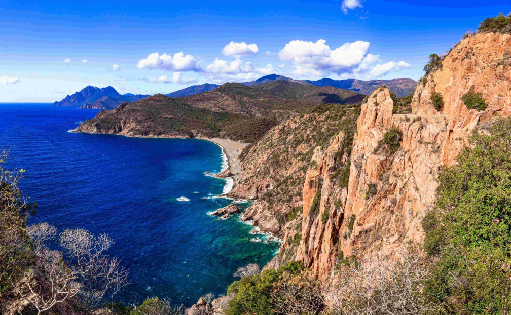 Corse, France. Étonnantes roches rouges des Calanques de Piana. célèbre route et destination de voyage sur la côte ouest de l'île dans le golfe de Porto © Freesurf - stock.adobe.com