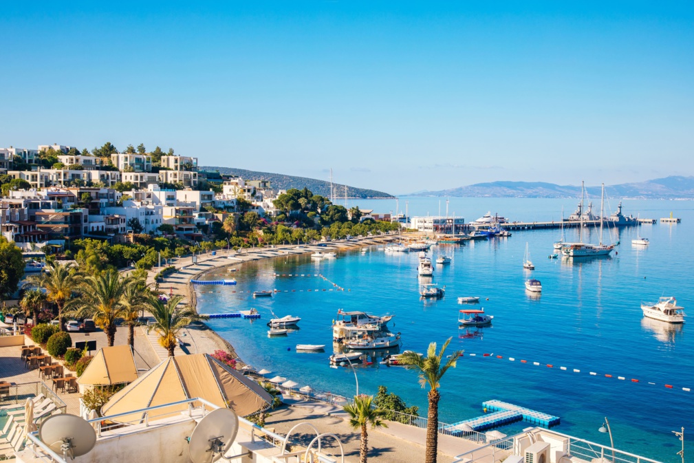 Vue de la plage de Bodrum, de la mer Égée, des maisons blanches traditionnelles, de la marina, des voiliers, des yachts dans la ville de Bodrum en Turquie. © Hakan Tanak - stock.adobe.com