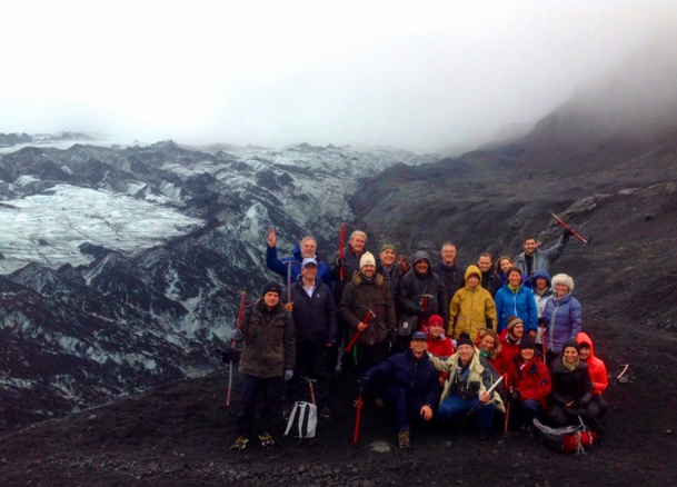Avant d'attaquer le glacier, crampons et piolet à la main, les participants de Challenge Tourisme prennent la pose sur le Solheimajokull et la calotte glaciaire du 4ème plus grand glacier d'Islande.- cliquer pour agrandir /photo JDL
