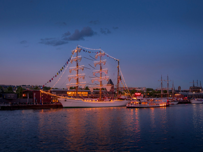 Voilier de nuit, lors de l'Armada, quai de Rouen © catherinelprod - AdobeStock Voilier de nuit, lors de l'Armada, quai de Rouen © catherinelprod - AdobeStock
