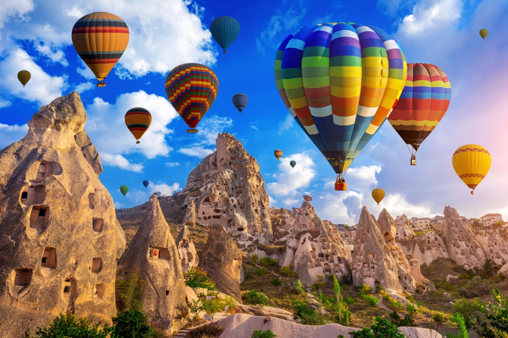 Ballon à air chaud coloré survolant la Cappadoce, Turquie. © tawatchai1990 - stock.adobe.com