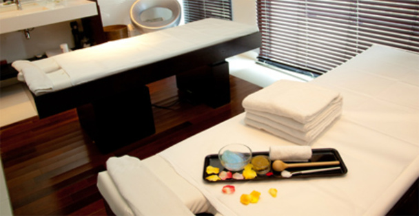 Le Spark marie avec bonheur le style épuré « japonisant ». Le bois, les pierres blanches, la céramique aux teintes chaudes forment un tout apaisant, sécurisant - DR : Lucien Barrière Le Spark marie avec bonheur le style épuré « japonisant ». Le bois, les pierres blanches, la céramique aux teintes chaudes forment un tout apaisant, sécurisant - DR : Lucien Barrière