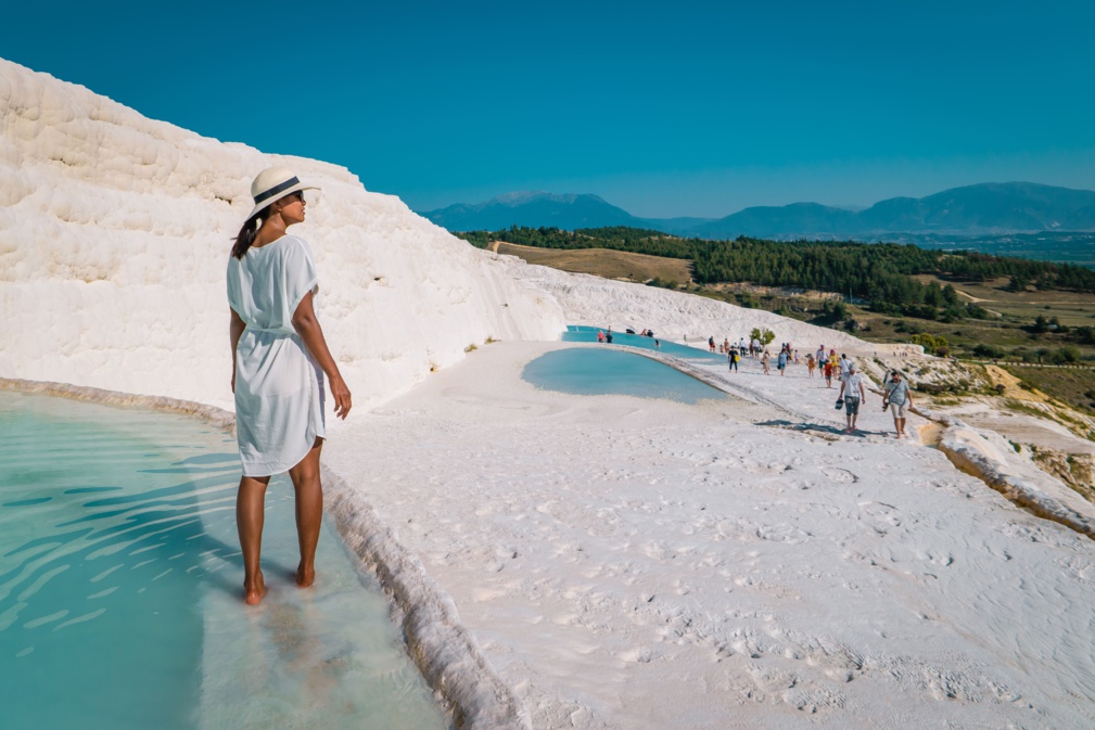 Les piscines enchanteresses de Pamukkale en Turquie. Pamukkale contient des sources chaudes et des travertins, des terrasses de minéraux carbonatés laissées par l'eau qui coule. Le site est un site du patrimoine mondial de l'UNESCO. © Fokke Baarssen - stock.adobe.com