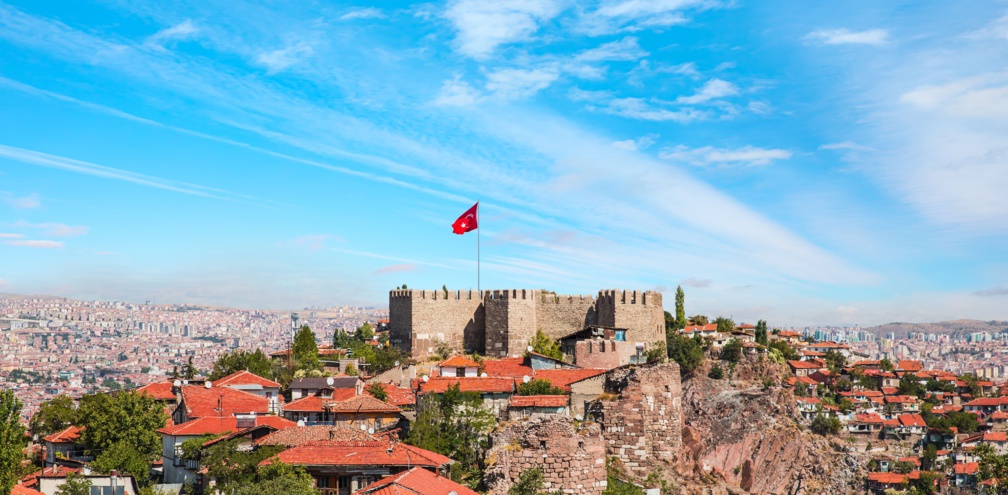 Château d'Ankara avec un ciel bleu vif - Ankara, Turquie © muratart - stock.adobe.com Château d'Ankara avec un ciel bleu vif - Ankara, Turquie © muratart - stock.adobe.com