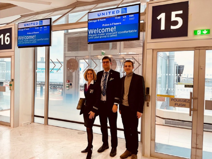 Anthony Ouinas (à droite), Chargé de comptes pour United en France, avec l'équipage du vol UA986 en partance pour Chicago ce jour au Terminal 1 - DR United