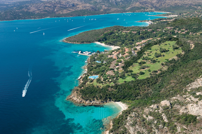 Vue aérienne et mer de l’Hôtel Capo d’Orso Thalassa & SPA***** © Delphina Hôtel & Resort