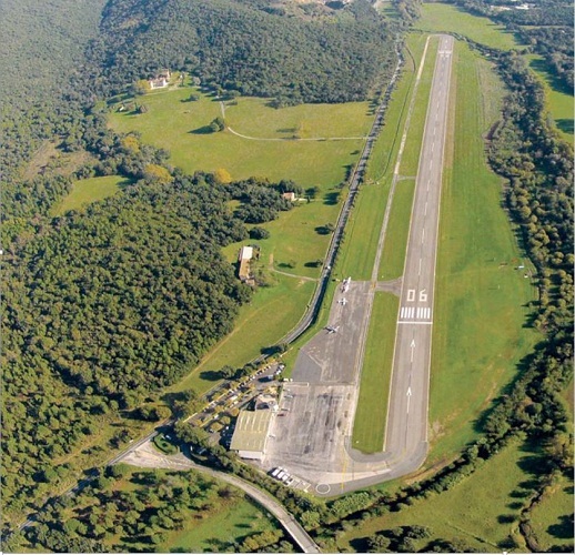 L'aéroport accueille une piste de 1 190 mètres - Photo DR