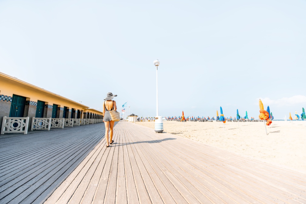 Femme marchant sur la plage avec vestiaires à Deauville, célèbre station balnéaire française en Normandie. Vue grand angle © rh2010 - stock.adobe.com