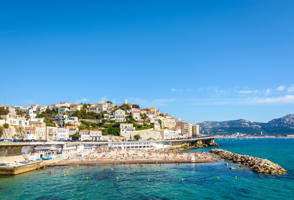 Vue générale de la plage du Prophète à Marseille, France, une plage familiale très populaire située sur la corniche Kennedy, par une journée de printemps chaude et ensoleillée. © olrat - stock.adobe.com