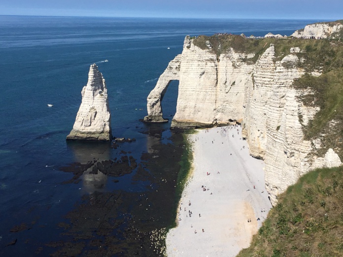 57% des Français interrogés prévoient de passer des vacances dans l'Hexagone en 2023. Ici, les falaises d'Etretat (@PB)