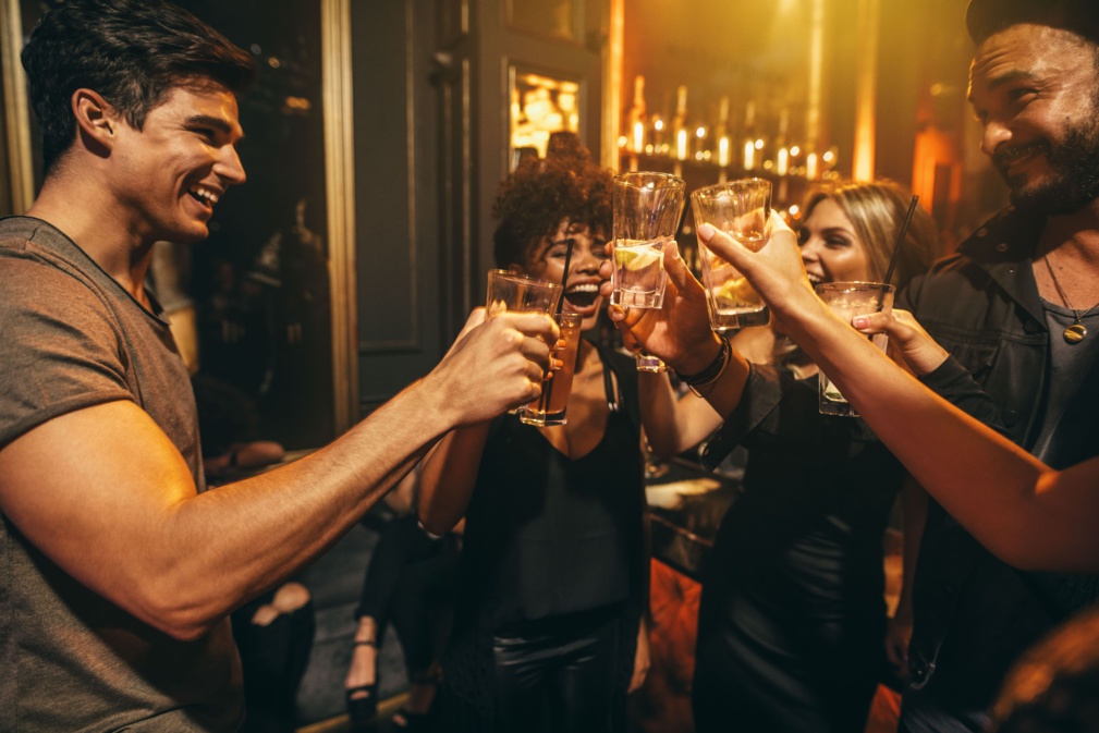 Groupe d'hommes et de femmes prenant un verre dans une boîte de nuit. ©  Jacob Lund - stock.adobe.com