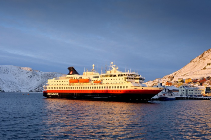 L'hiver, L'Express cotier avance dans un paysage enneigé, assez féérique (Photo Hurtigruten) L'hiver, L'Express cotier avance dans un paysage enneigé, assez féérique (Photo Hurtigruten)