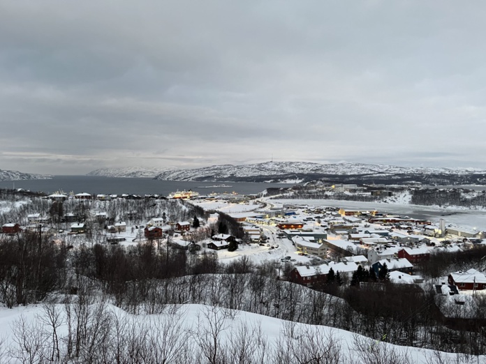 Vue générale de Kirkenes, depuis une colline. Dans le port, le MS Nordlys (@PB) Vue générale de Kirkenes, depuis une colline. Dans le port, le MS Nordlys (@PB)