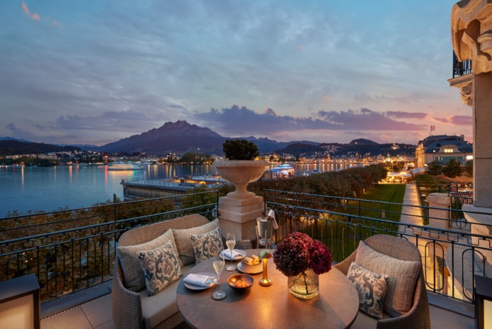 Le tout nouveau Mandarin Oriental Palace de Lucerne offre une vue époustouflante sur le lac des quatre cantons et sur les Alpes suisses (@Mandarin oriental) Le tout nouveau Mandarin Oriental Palace de Lucerne offre une vue époustouflante sur le lac des quatre cantons et sur les Alpes suisses (@Mandarin oriental)