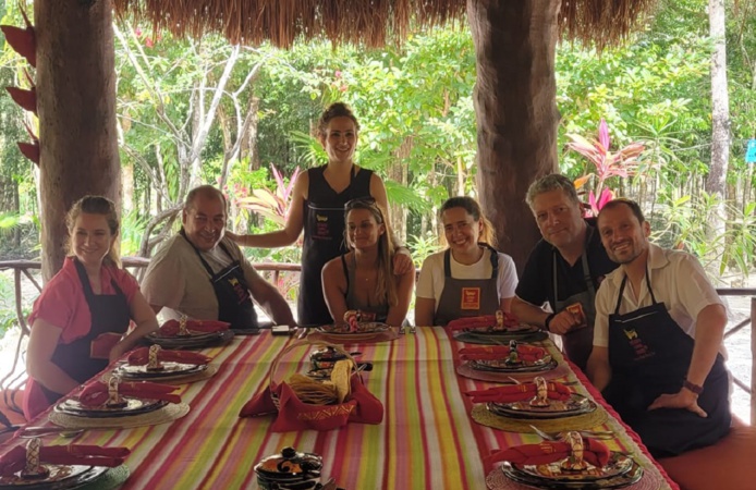 Une partie de l'équipe TUI France au Mexique, en plein atelier de cuisine dans le cadre de la TUI Care Foundation - DR : A.B.