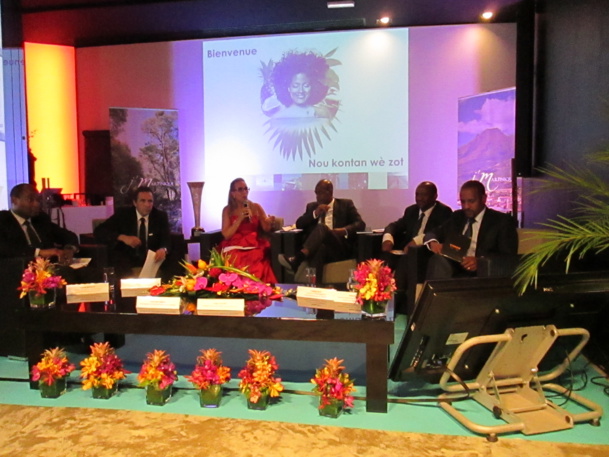 Les ambassadeurs du tourisme de la Martinique avec au centre Karine Roy-Camille présidente du Comité Martiniquais du Tourisme et Serge Letchimy président du Conseil Régional de Marrtinique. Les ambassadeurs du tourisme de la Martinique avec au centre Karine Roy-Camille présidente du Comité Martiniquais du Tourisme et Serge Letchimy président du Conseil Régional de Marrtinique.