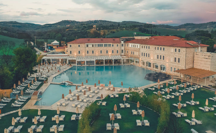 Les thermes de Saturnia, un complexe chic dans un cadre paradisiaque (@Saturnia)