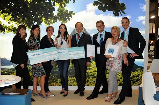 Les deux gagnantes du concours ont reçu leur récompense sur le stand d'Air Tahiti Nui lors de l'IFTM 2014 - Photo DR