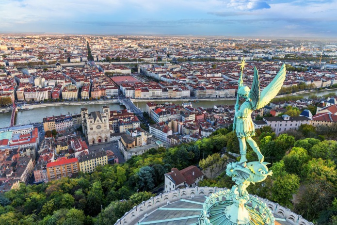 La Cour des Loges est un établissement emblématiquer du Vieux-Lyon. Ici, l'ange de la Basilique de Fourvière (@Deposit Photo/ventdusud)