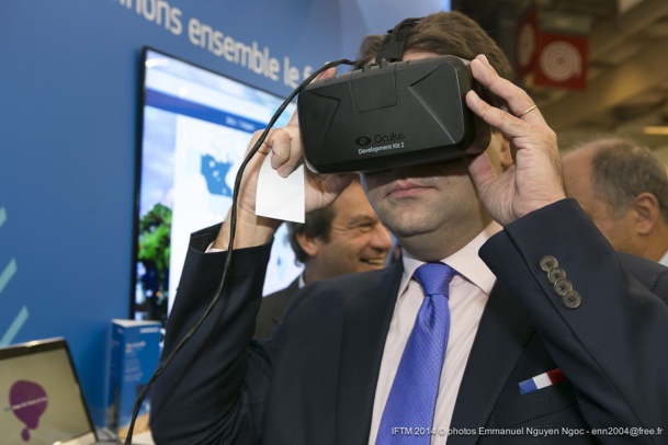 Matthias Fekl, secrétaire d'Etat au tourisme, teste en exclusivité les Oculus sur le stand d’Amadeus - DR : M.K.