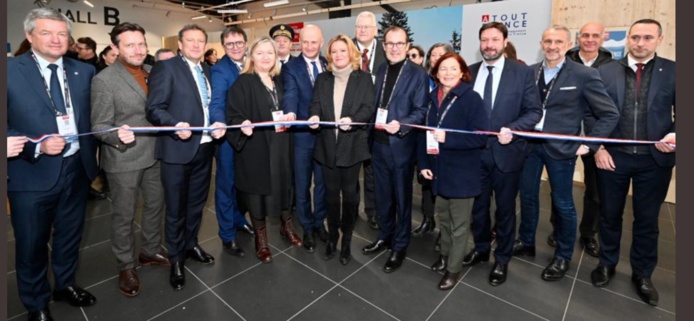 Olivia Grégoire entourée de tous les représentants de la Montagne pour inaugurer la 32e édition de Grand Ski (©Atout France) Olivia Grégoire entourée de tous les représentants de la Montagne pour inaugurer la 32e édition de Grand Ski (©Atout France)