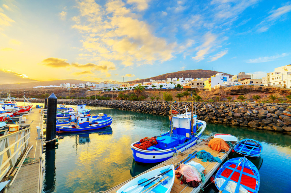 Coucher de soleil sur un port de Gran Tarajal, Fuerteventura, îles Canaries © Marcin Krzyzak - stock.adobe.com